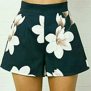 💋FLORAL NAVY BLUE/WHITE DRESS SHORTS!